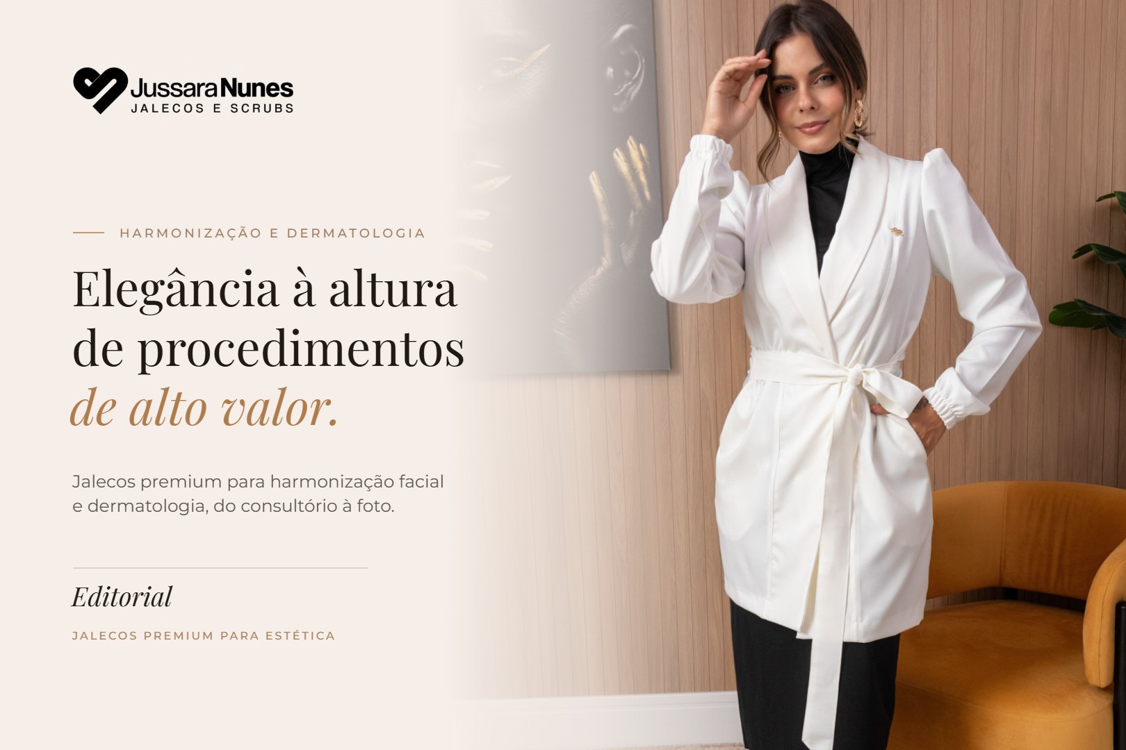 Jaleco para harmonização facial e dermatologia Jussara Nunes: profissional com jaleco premium off-white de alfaiataria em consultório elegante