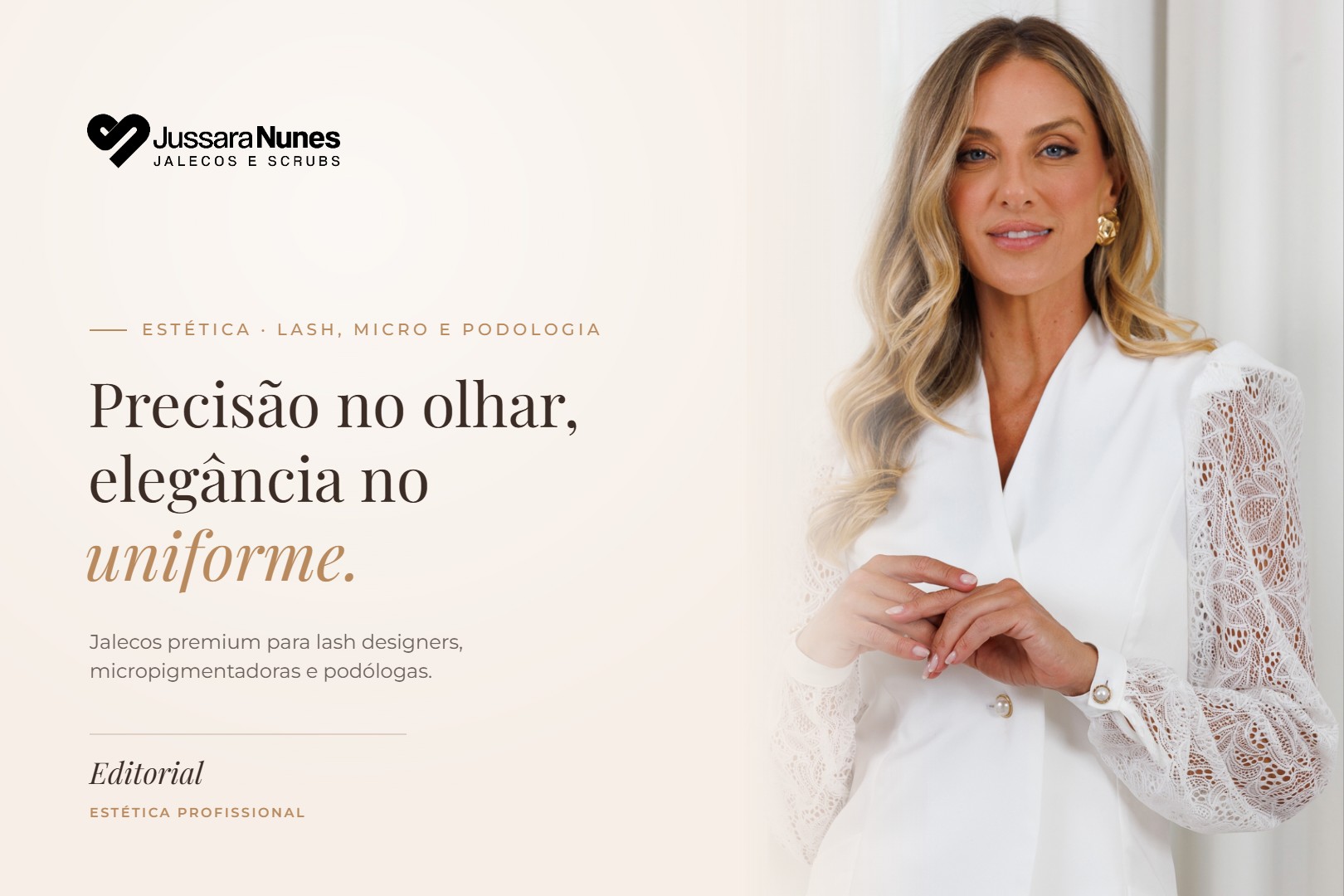 Capa Jussara Nunes: jaleco premium para lash designer, micropigmentadora e podóloga — profissional vestindo Jaleco Pérola Off-White com mangas de renda