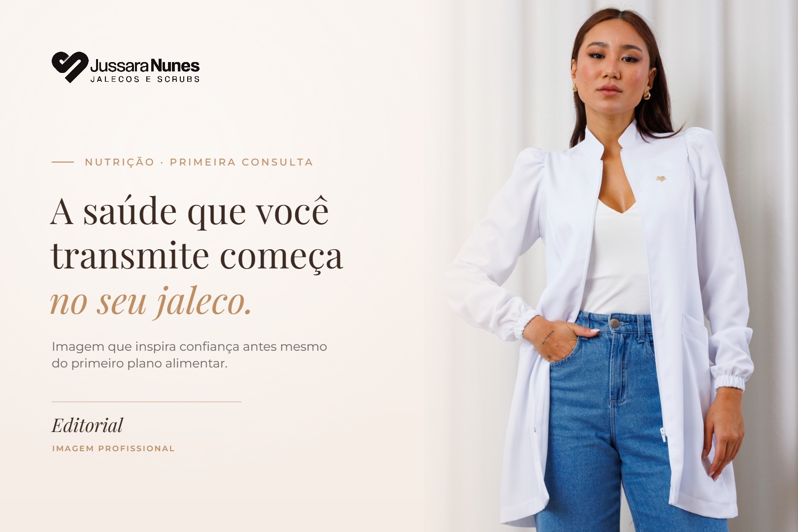 Nutricionista usando jaleco feminino branco Teddy de gabardine com manga bufante e gola padre — Jussara Nunes Jalecos e Scrubs