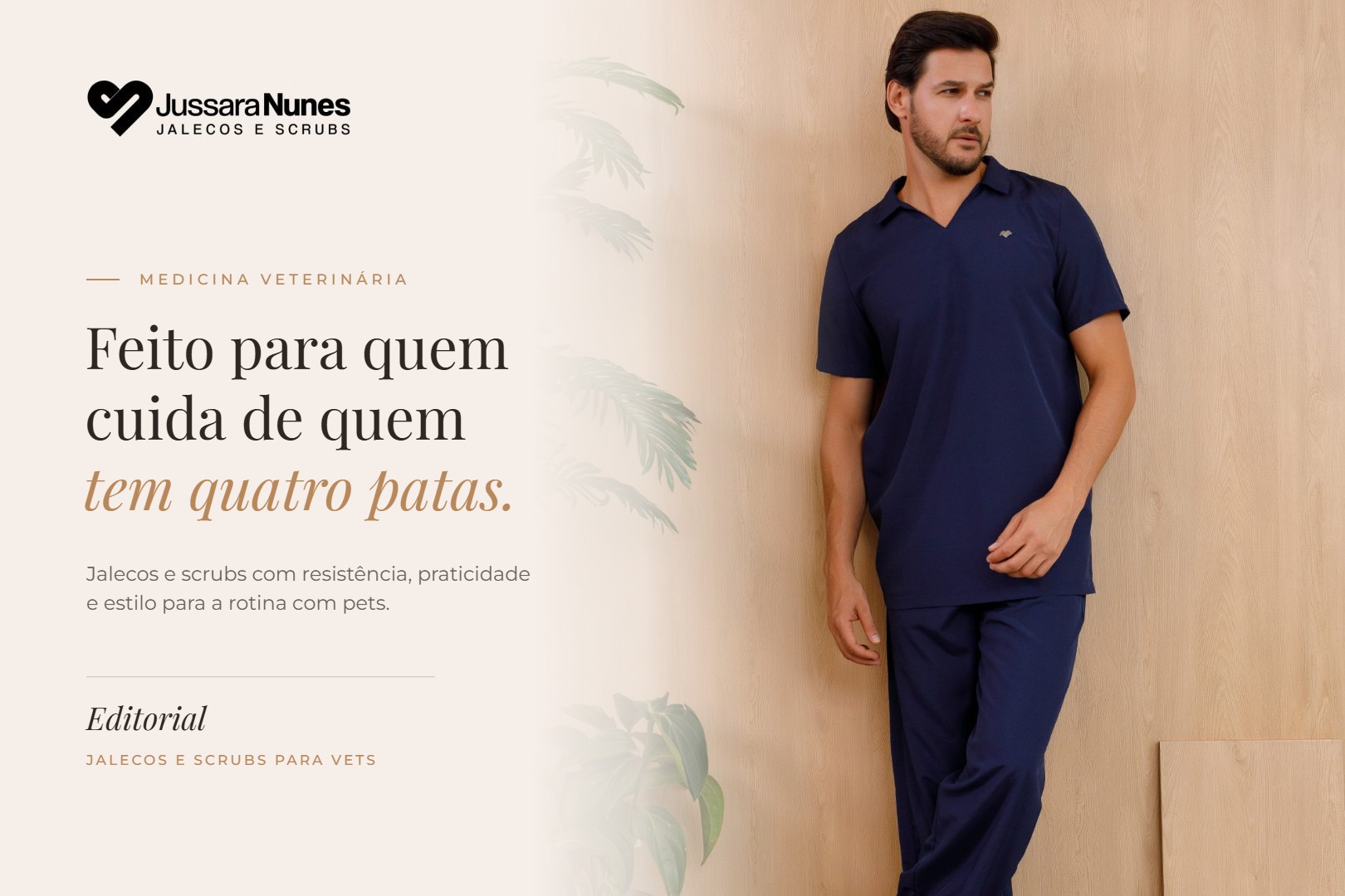 Jaleco e scrubs para veterinário Jussara Nunes: profissional com scrub azul-marinho em ambiente claro de madeira