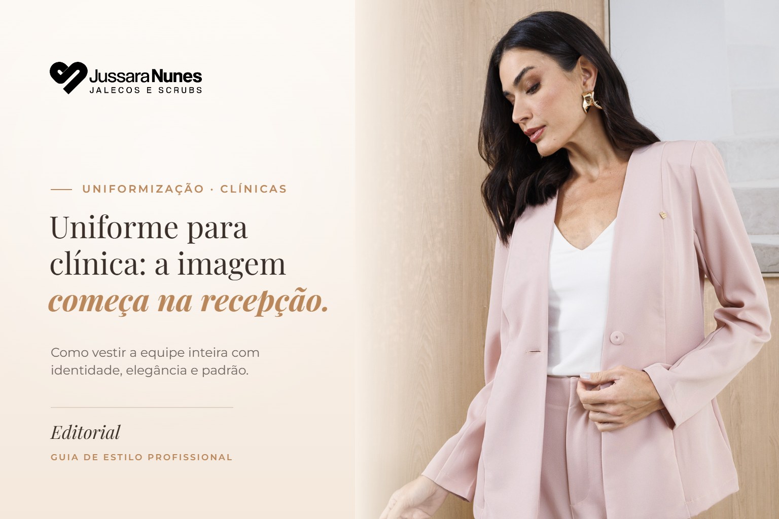 Capa uniforme para clínica: recepcionista usando Blazer Catarina Rosê de alfaiataria da Jussara Nunes