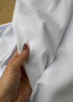 O jaleco Oxfordine Branco é ideal para quem busca um visual profissional, moderno e que nao amassa. Com tecido 100% poliester, é fresco, funcional e facil de cuidar, perfeito para longas jornadas.