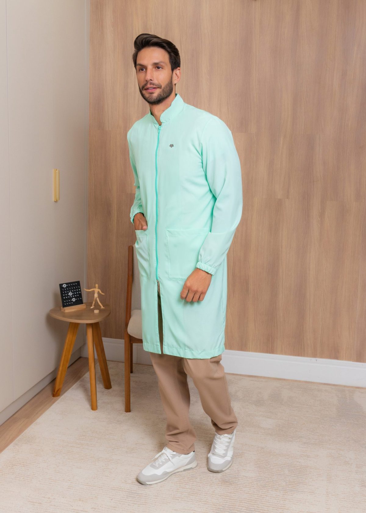 conforto e praticidade com gola padre conforme normas da ABNT, punhos com elástico e tecido gabardine de secagem rápida. Ideal para profissionais da saúde e estética