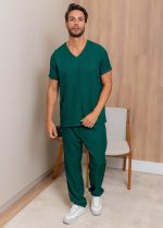 Conjunto cirúrgico masculino em tecido gabardine, oferecendo conforto e praticidade para o dia a dia profissional. Disponível nas cores verde e marinho.