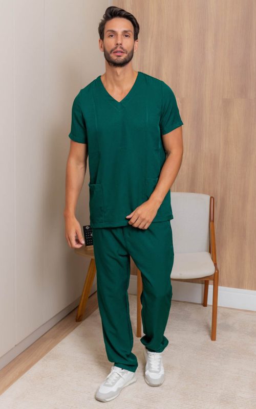 Conjunto cirúrgico masculino em tecido gabardine, oferecendo conforto e praticidade para o dia a dia profissional. Disponível nas cores verde e marinho.