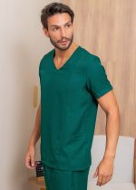 Conjunto cirúrgico masculino em tecido gabardine, oferecendo conforto e praticidade para o dia a dia profissional. Disponível nas cores verde e marinho.