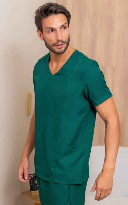 Conjunto cirúrgico masculino em tecido gabardine, oferecendo conforto e praticidade para o dia a dia profissional. Disponível nas cores verde e marinho.