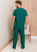 Conjunto cirúrgico masculino em tecido gabardine, oferecendo conforto e praticidade para o dia a dia profissional. Disponível nas cores verde e marinho.