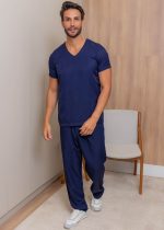 Conjunto cirúrgico masculino em tecido gabardine, oferecendo conforto e praticidade para o dia a dia profissional. Disponível nas cores verde e marinho.
