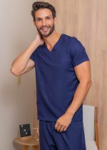 Conjunto cirúrgico masculino em tecido gabardine, oferecendo conforto e praticidade para o dia a dia profissional. Disponível nas cores verde e marinho.