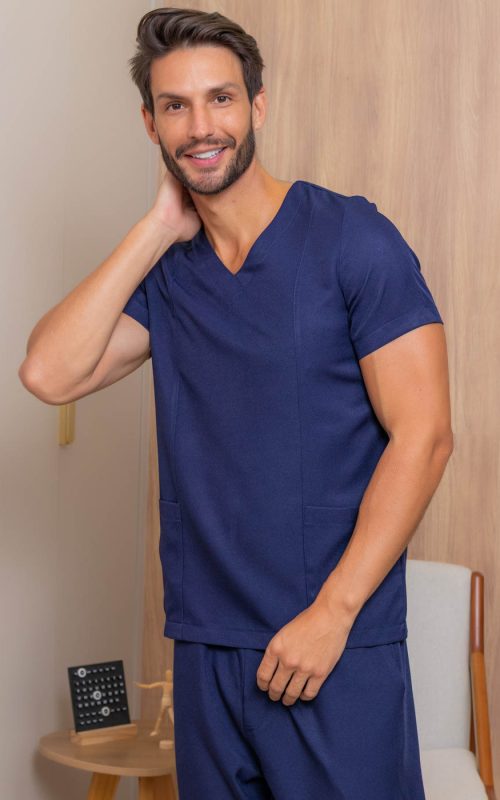 Conjunto cirúrgico masculino em tecido gabardine, oferecendo conforto e praticidade para o dia a dia profissional. Disponível nas cores verde e marinho.
