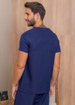 Conjunto cirúrgico masculino em tecido gabardine, oferecendo conforto e praticidade para o dia a dia profissional. Disponível nas cores verde e marinho.