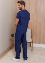 Conjunto cirúrgico masculino em tecido gabardine, oferecendo conforto e praticidade para o dia a dia profissional. Disponível nas cores verde e marinho.