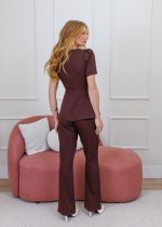conjunto-scrub-marrom-baico-atemporal-mulher-chic-medicas-clinicas-esteticistas