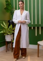 Jaleco Nuance Midi Branco: elegância no detalhe e conforto no dia a dia! Modelagem alongada, manga bufante e tecido de alfaiataria com toque macio. Ideal para profissionais da saúde e estética que valorizam estilo e sofisticação.