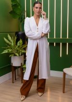 Jaleco Nuance Midi Branco: elegância no detalhe e conforto no dia a dia! Modelagem alongada, manga bufante e tecido de alfaiataria com toque macio. Ideal para profissionais da saúde e estética que valorizam estilo e sofisticação.