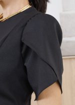 Detalhe da manga tulipa sobreposta da Blusa Feminina Celina Preta em tecido Bi Elastic.