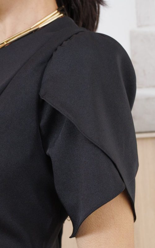 Detalhe da manga tulipa sobreposta da Blusa Feminina Celina Preta em tecido Bi Elastic.