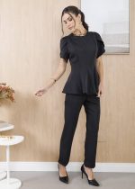 Modelo vestindo Blusa Peplum Celina Preta combinada com Calça Celina Preta de alfaiataria.