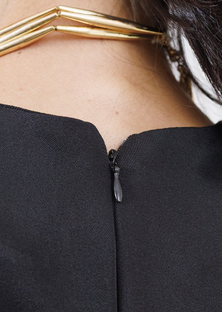 Detalhe do zíper invisível nas costas da Blusa Feminina Peplum Celina Preta.