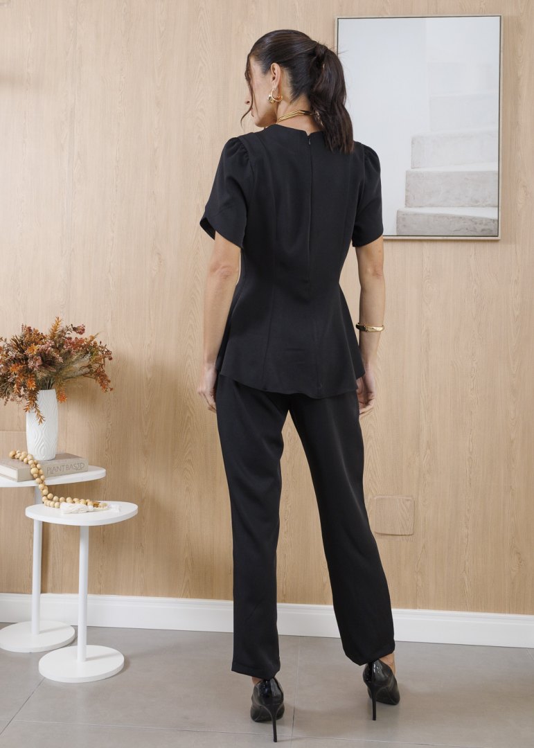 Vista posterior da Blusa Feminina Celina Preta com mangas tulipa e fechamento por zíper nas costas.