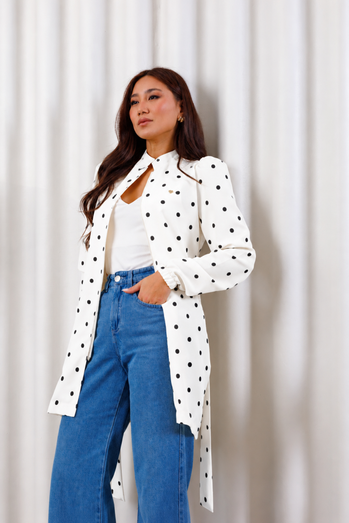 Jaleco Feminino Estampado Oxfordine Poá branco com bolinhas pretas, vista lateral.