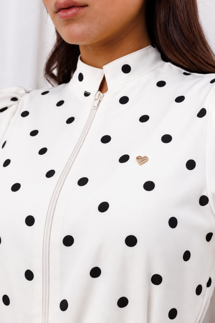 Detalhe da gola padre e zíper branco do Jaleco Feminino Oxfordine Poá.