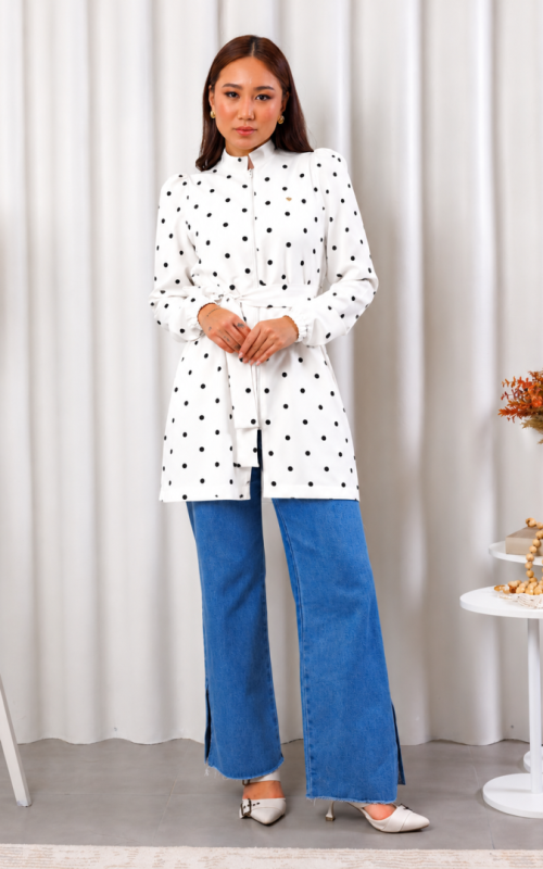 Jaleco Feminino Estampado Oxfordine Poá com mangas bufantes, cinto e zíper frontal.