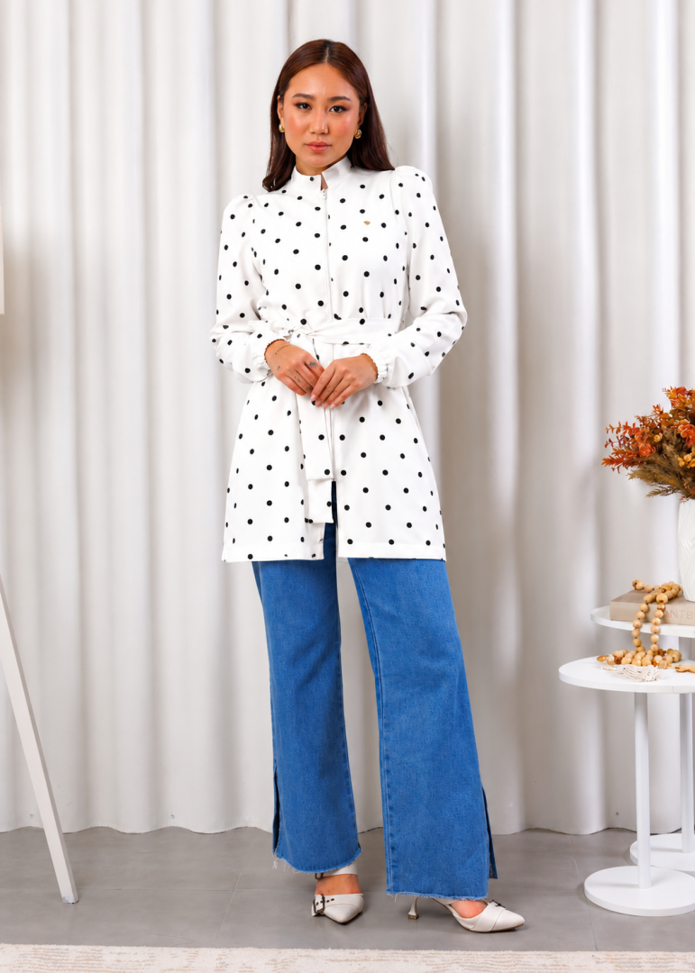Jaleco Feminino Estampado Oxfordine Poá com mangas bufantes, cinto e zíper frontal.