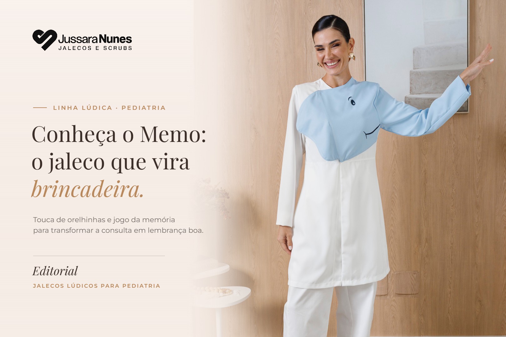 Capa Jussara Nunes: profissional sorrindo com o Jaleco Elefante lúdico off-white e azul bebê, braço erguido como tromba — Conheça o Memo, o jaleco que vira brincadeira