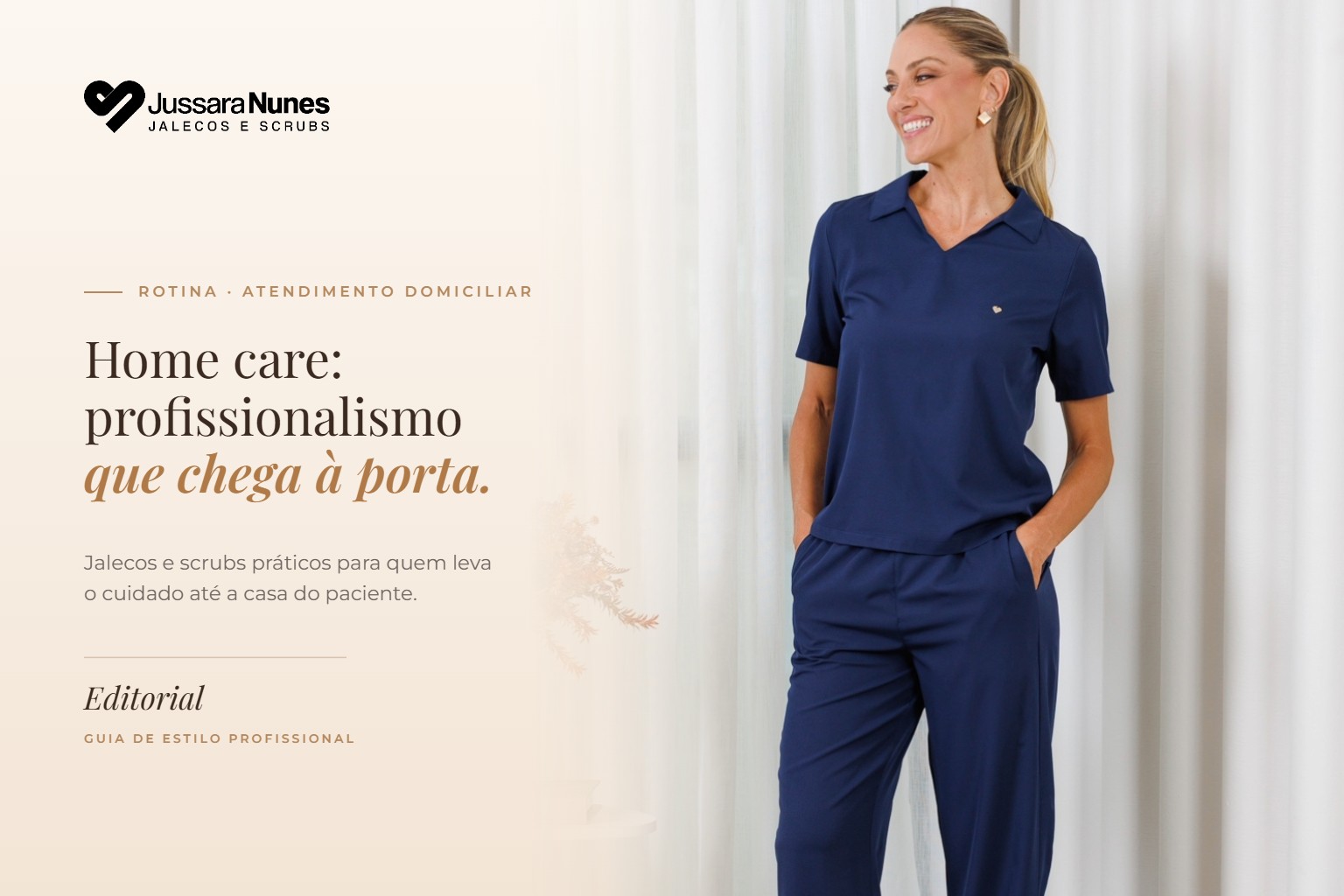 Capa Uniforme para home care: profissional usando o Scrub Feminino Flex Soft Azul Marinho da Jussara Nunes