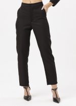 Calça feminina Celina preta em tecido Bi Elastic, vista frontal com modelagem elegante e bolsos laterais.