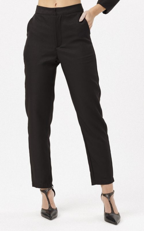 Calça feminina Celina preta em tecido Bi Elastic, vista frontal com modelagem elegante e bolsos laterais.