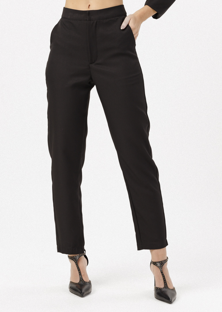 Calça feminina Celina preta em tecido Bi Elastic, vista frontal com modelagem elegante e bolsos laterais.